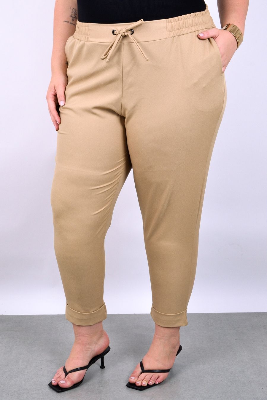 Calça tecido plano com elastano plus size bege