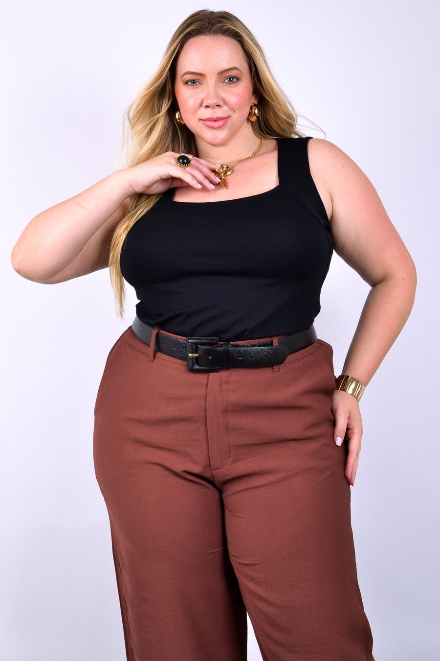 Regata feminina em malha lisa com alça larga preto