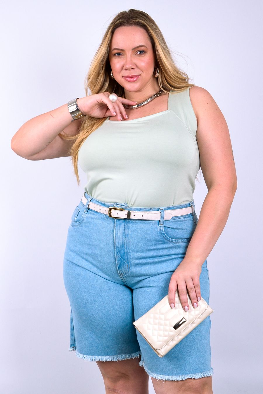 Regata feminina em malha lisa com alça larga verde