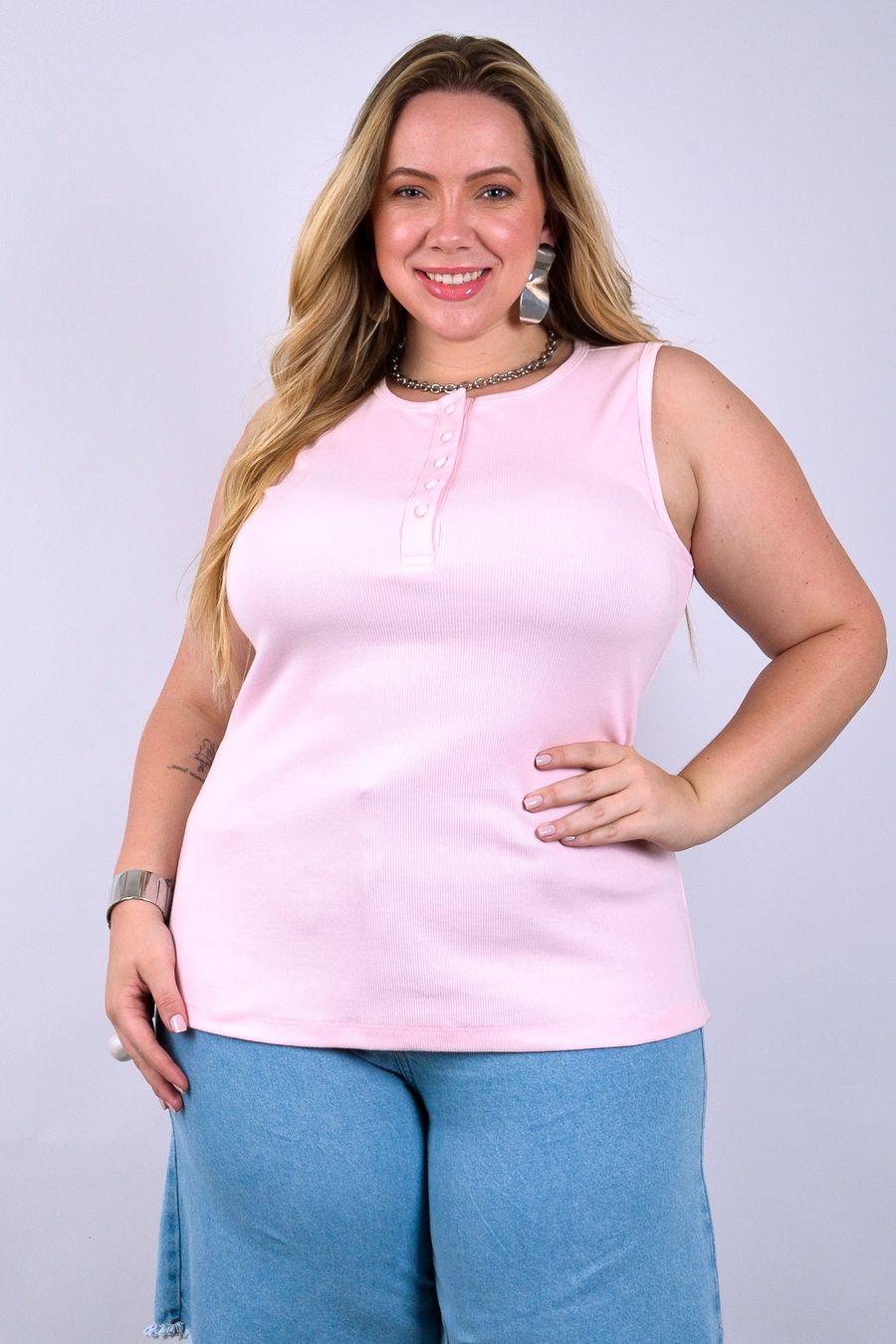 Regata feminina canelada com botões rosa claro
