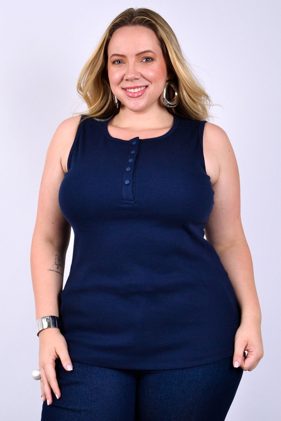 Regata feminina canelada com botões azul marinho