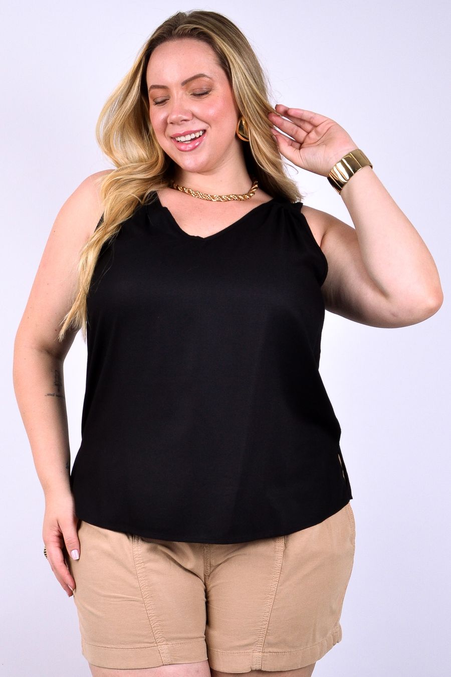 Regata feminina alça larga em viscose lisa preto