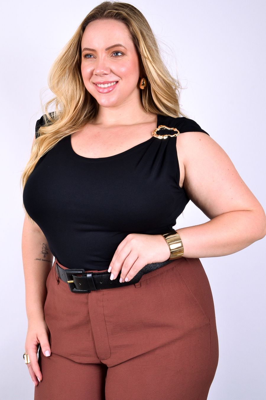 Regata feminina com fivela dourada preto