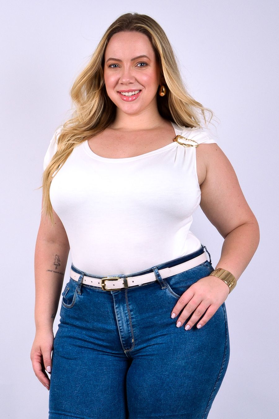 Regata feminina com fivela dourada off white