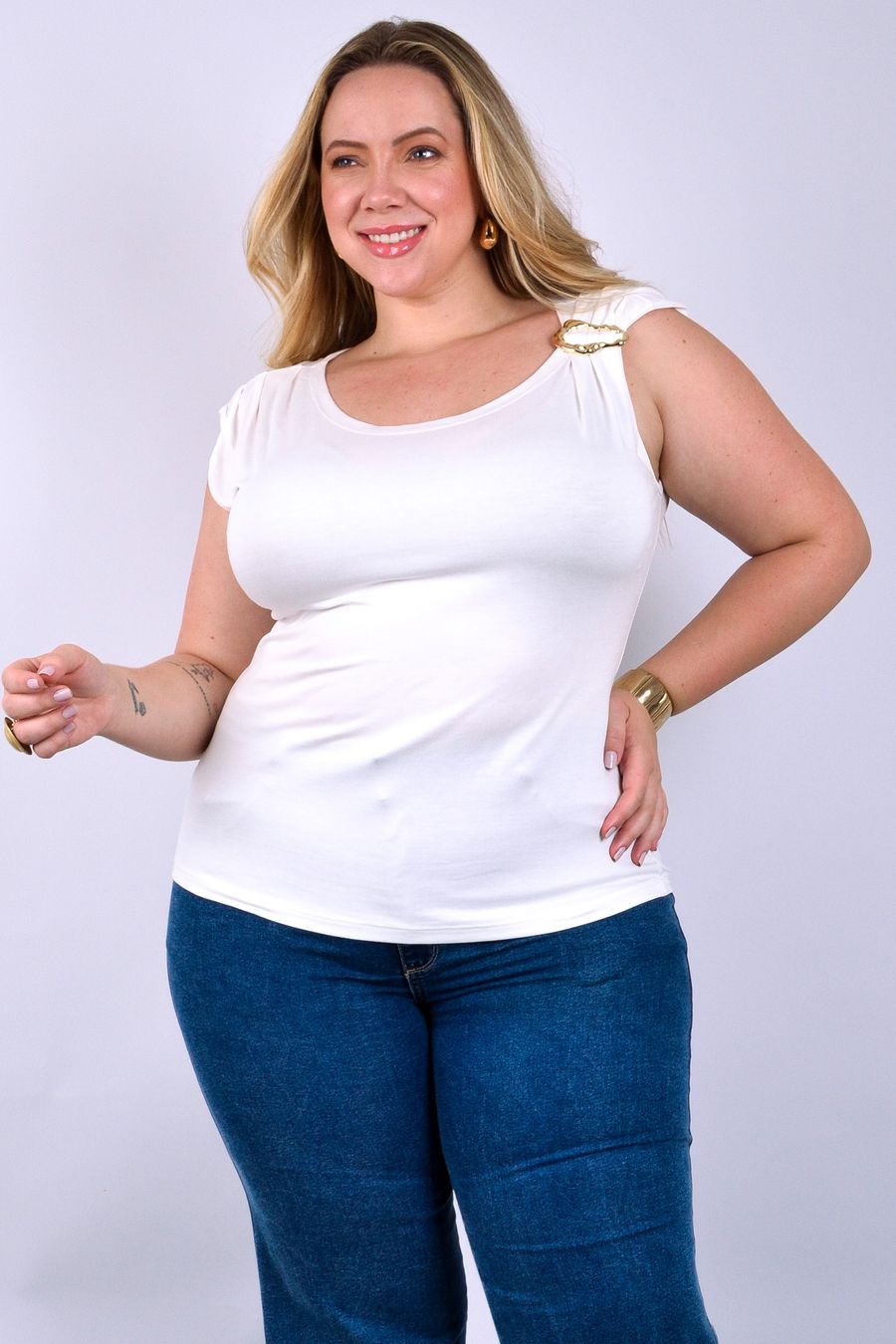 Regata feminina com fivela dourada off white