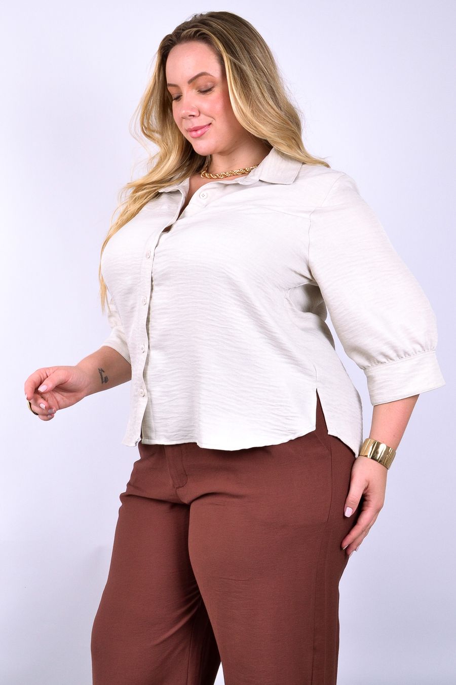 Camisa feminina lisa com manga 3/4 bege