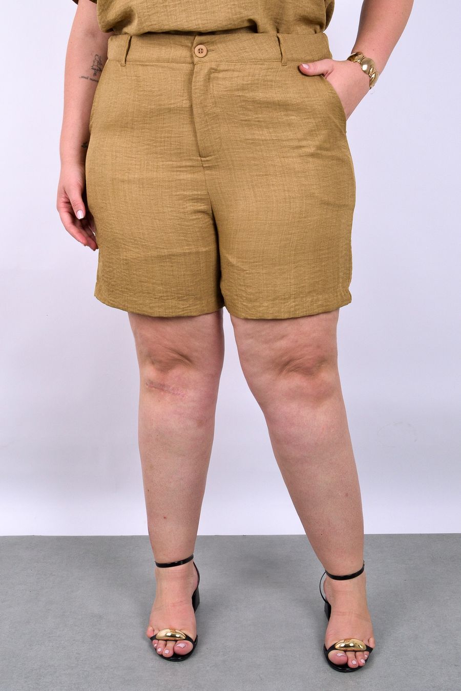 Shorts feminino com elástico nas costas kaki