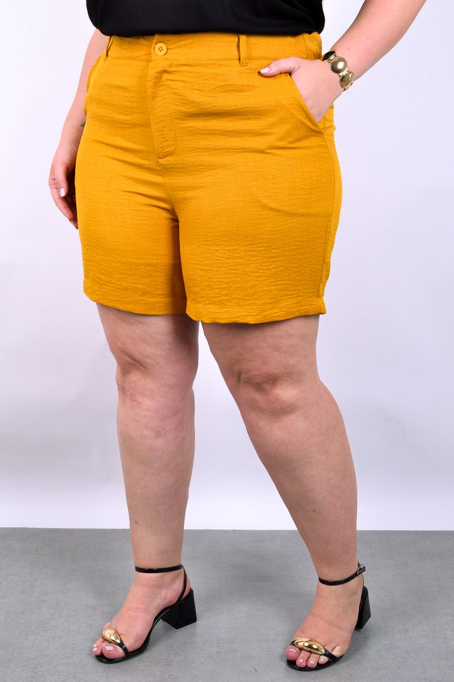 Shorts feminino com elástico nas costas caramelo