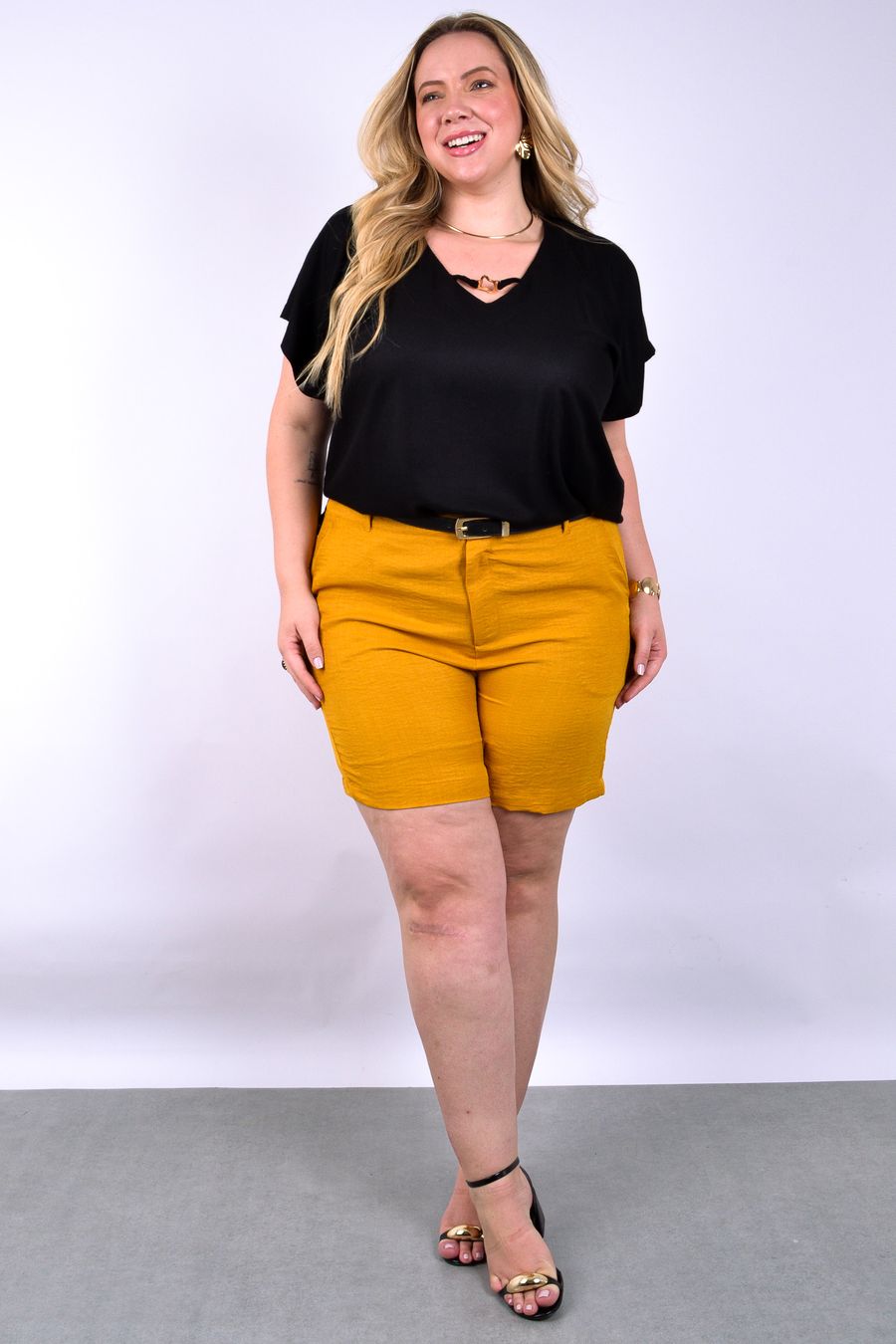 Shorts feminino com elástico nas costas caramelo