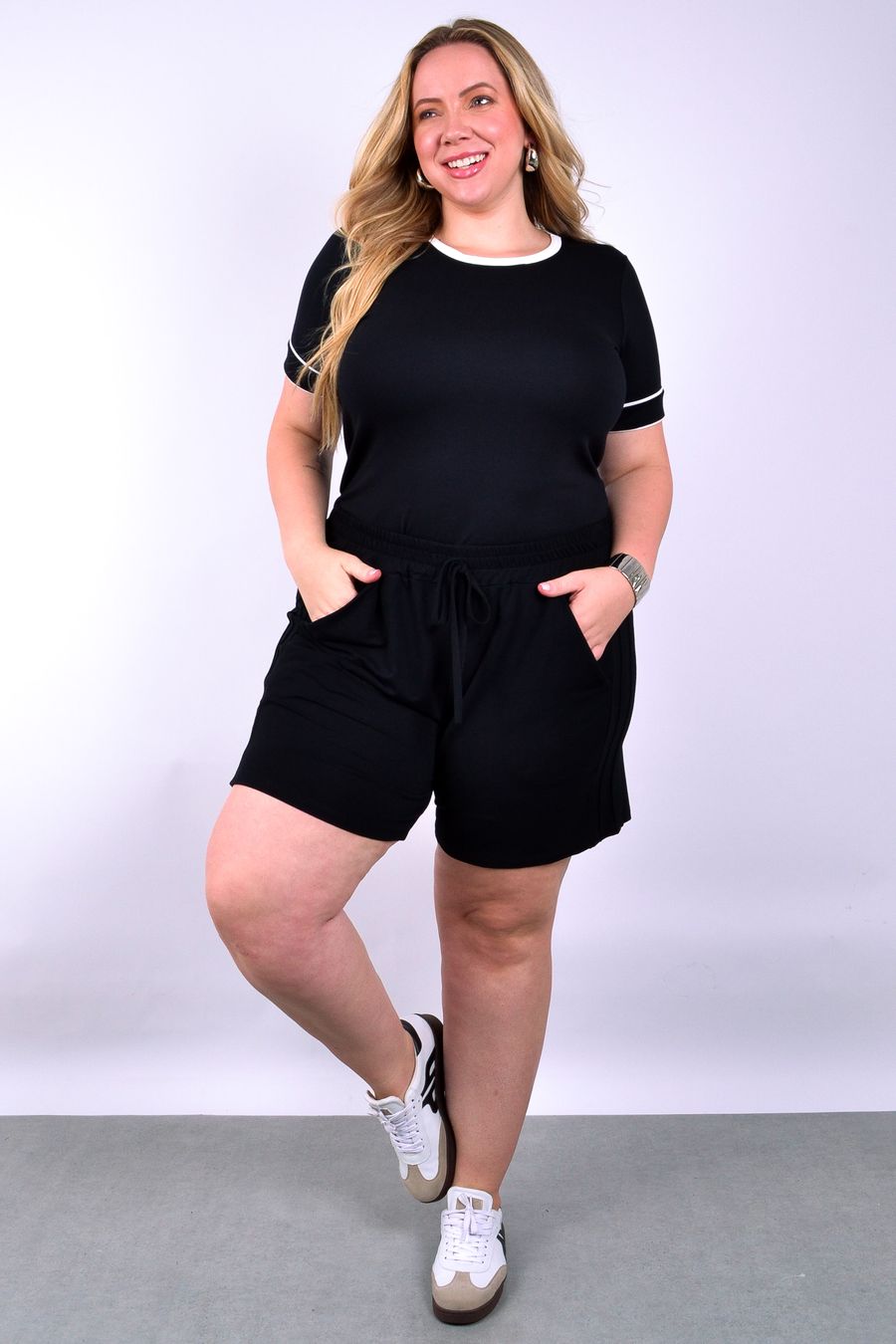 Shorts feminino em moletinho liso com nervuras laterais preto