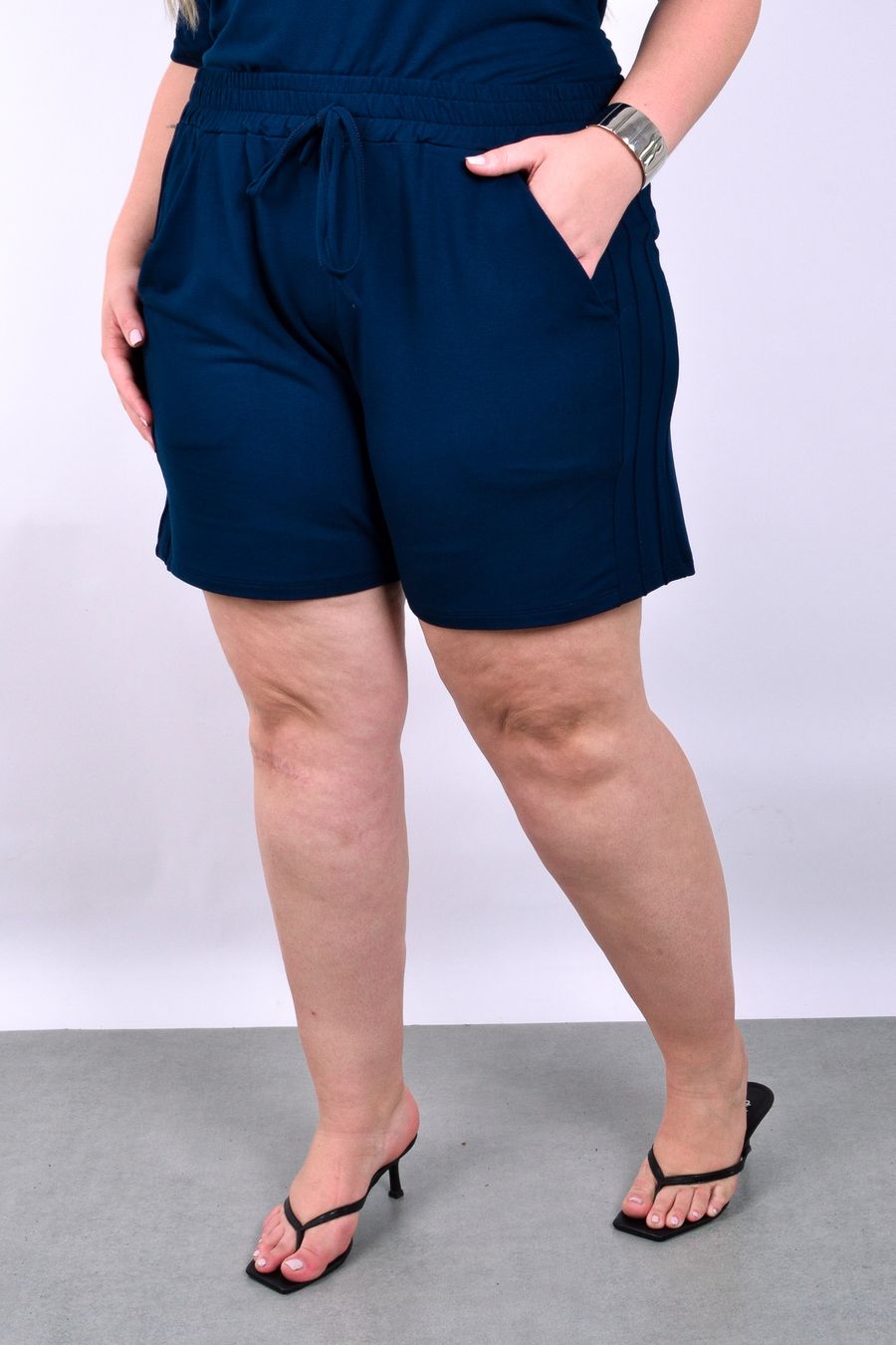 Shorts feminino em moletinho liso com nervuras laterais azul marinho