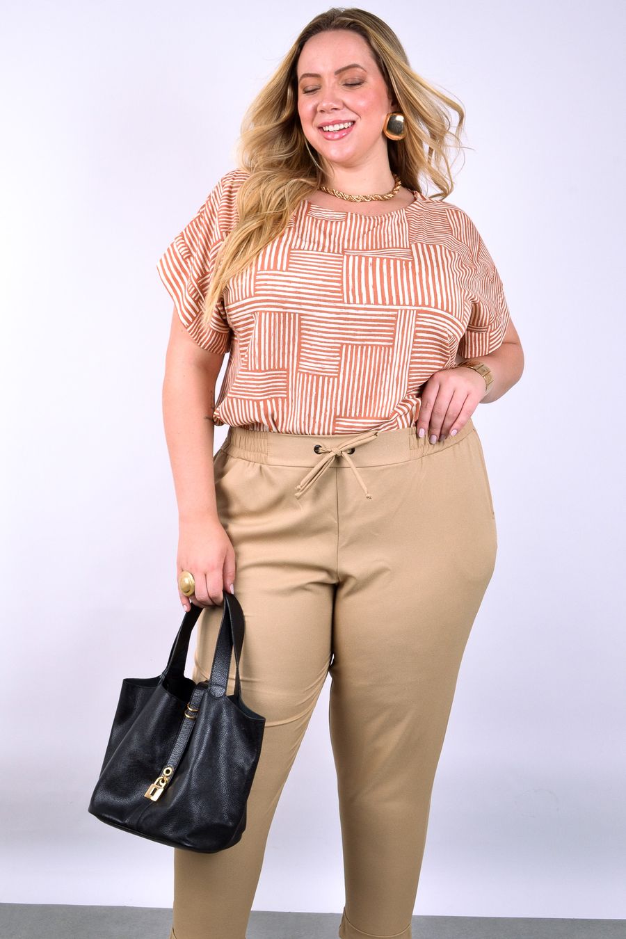 Blusa feminina em viscose estampada com manga caramelo