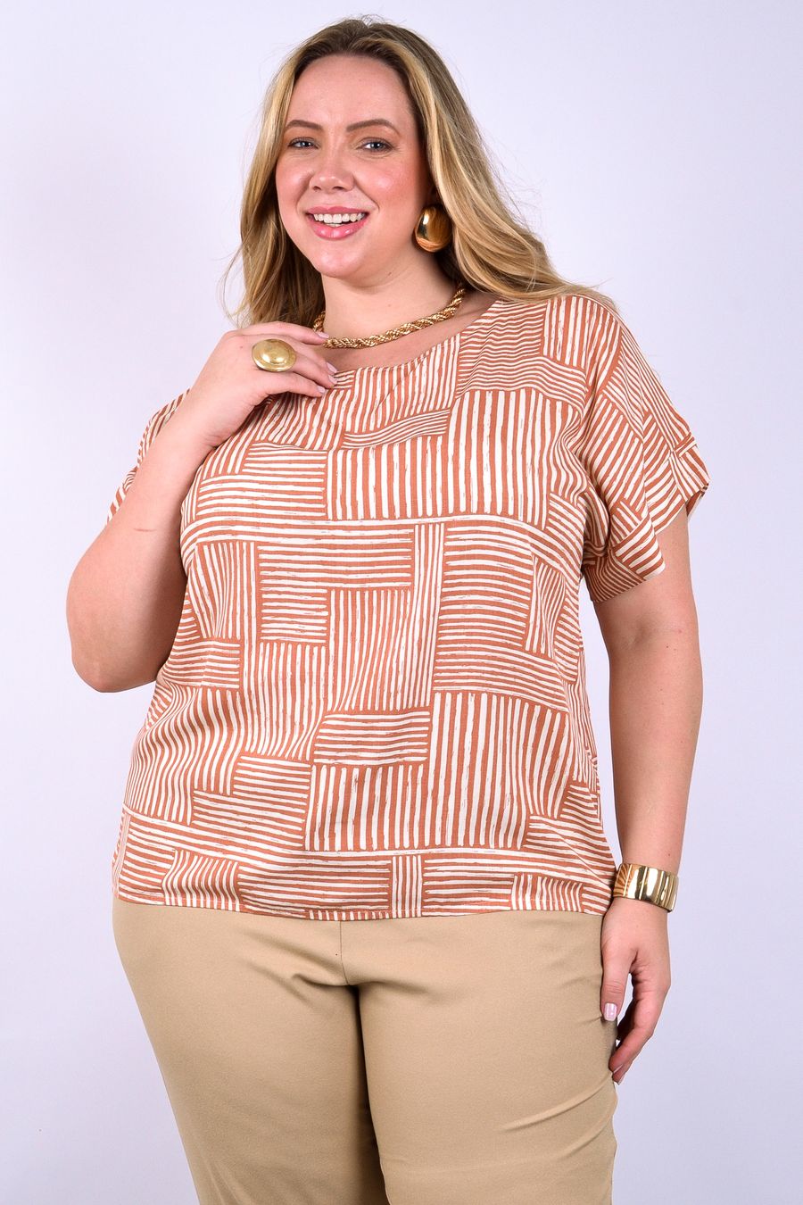 Blusa feminina em viscose estampada com manga caramelo
