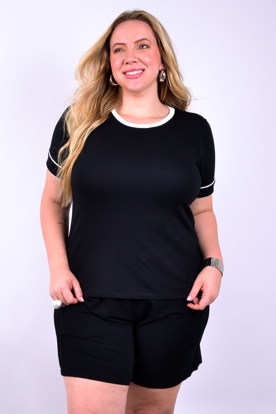 Blusa feminina em malha com vivos contrastantes preto