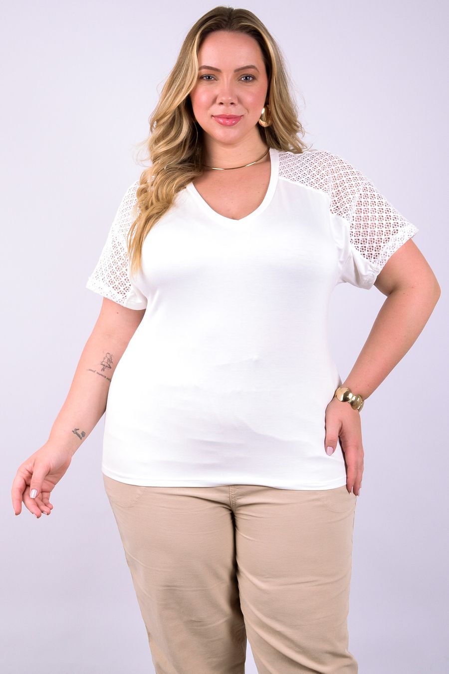 Blusa feminina lisa em malha com detalhe de tela off white