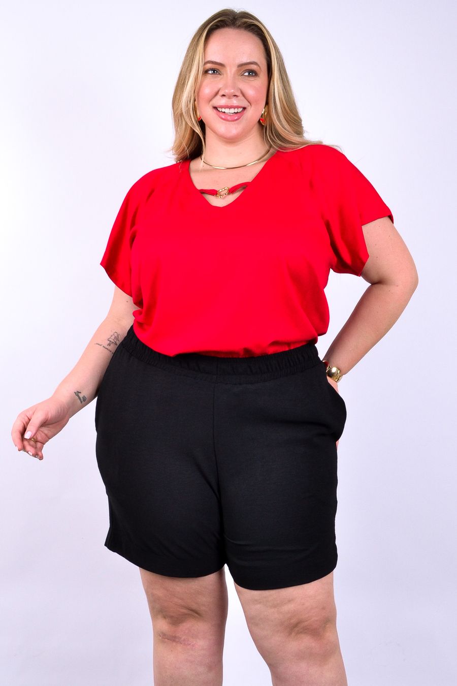 Blusa feminina em viscose com detalhe dourado no decote vermelho