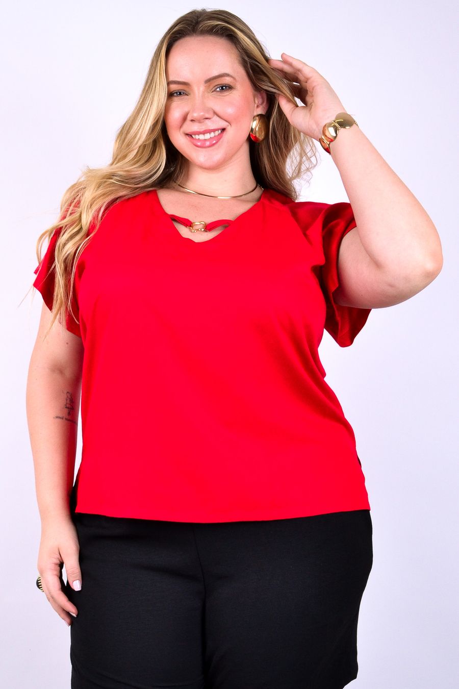 Blusa feminina em viscose com detalhe dourado no decote vermelho