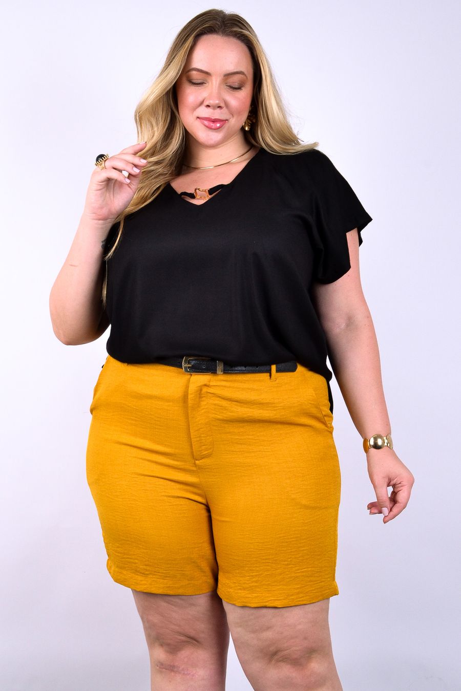 Blusa feminina em viscose com detalhe dourado no decote preto