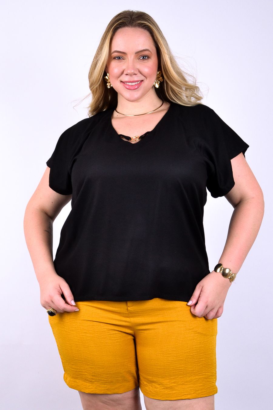 Blusa feminina em viscose com detalhe dourado no decote preto
