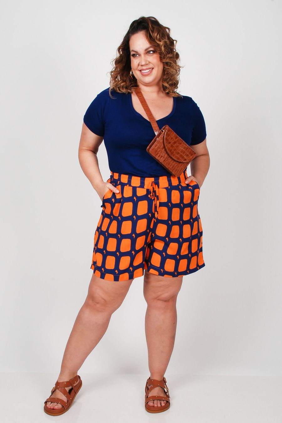 Short em viscose estampada plus size laranja