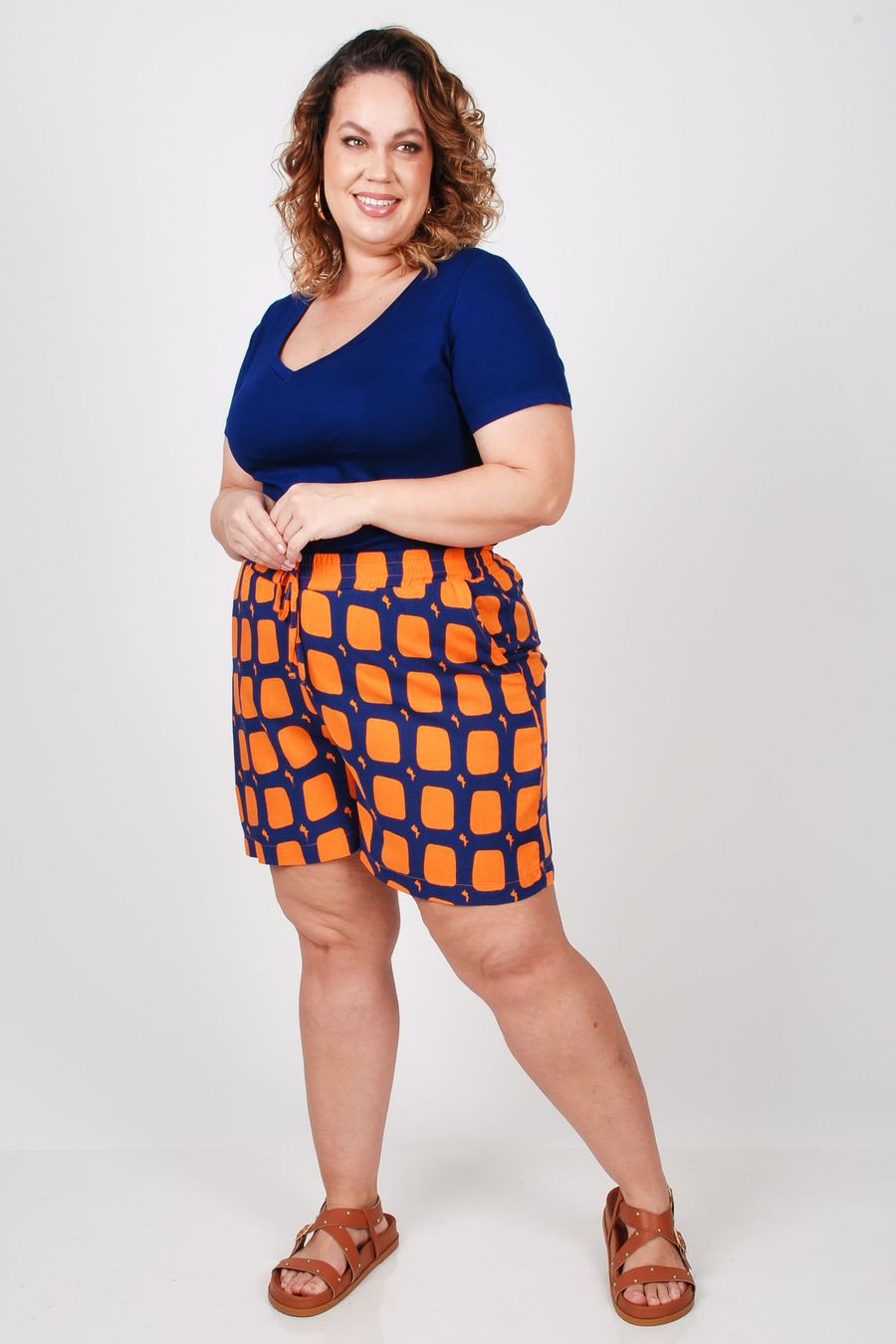 Short em viscose estampada plus size laranja