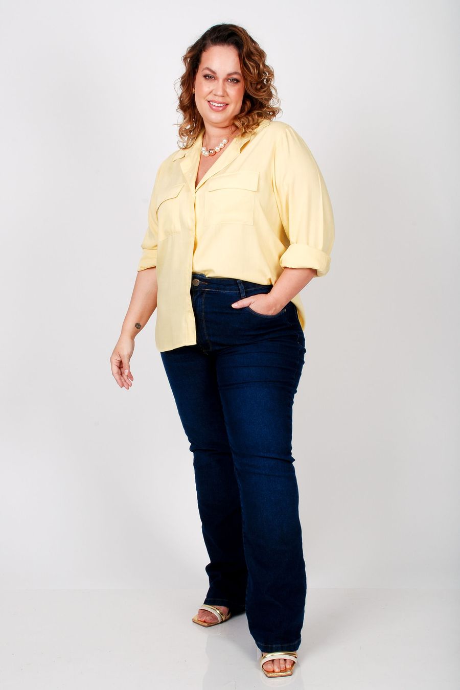 Camisa manga longa com bolsos plus size bege