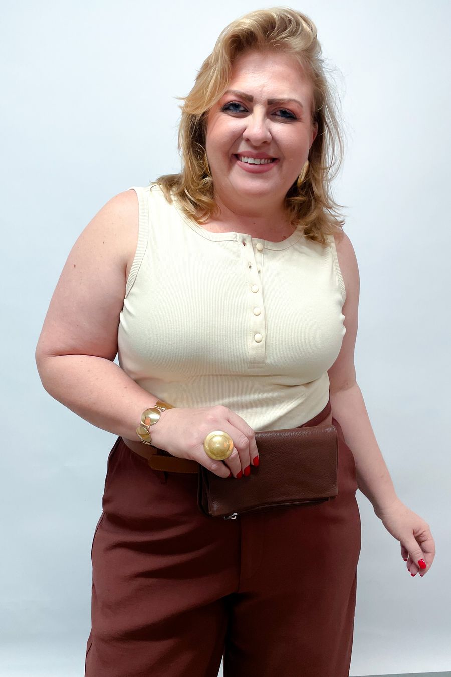 Regata feminina canelada com botões amarelo