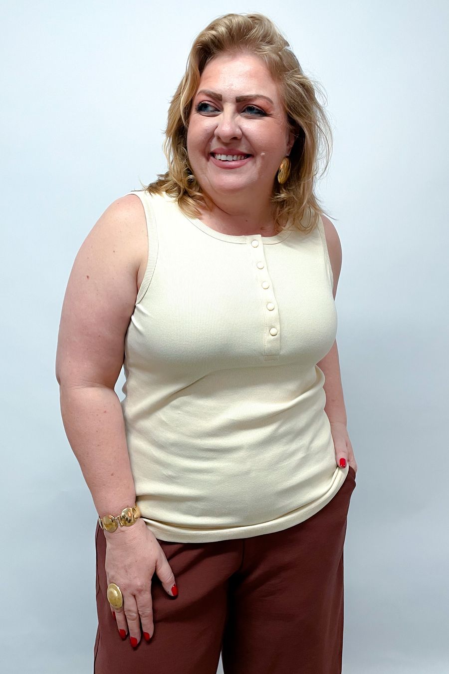 Regata feminina canelada com botões amarelo