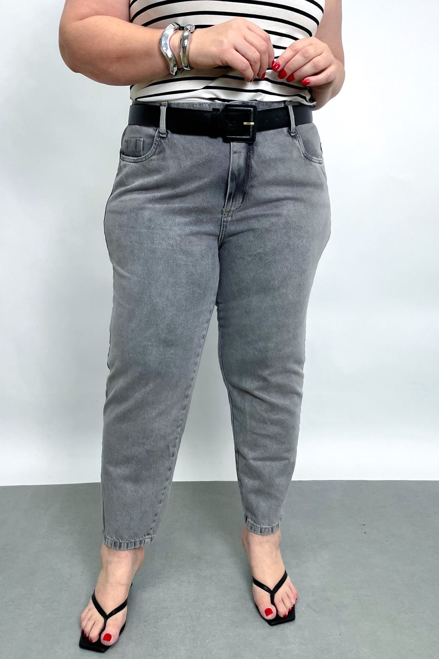 Calça mom jeans feminina com lavagem estonada jeans black