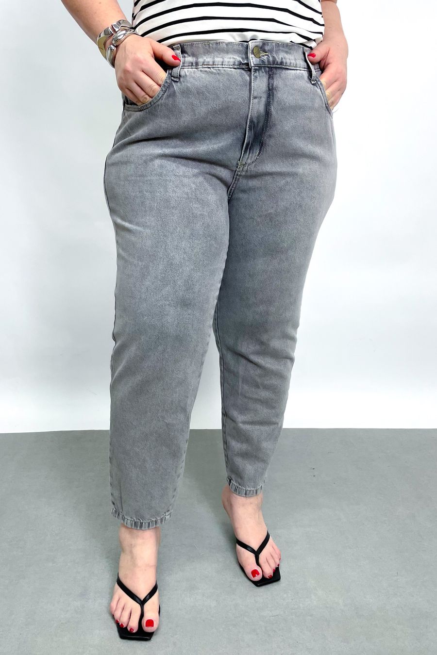 Calça mom jeans feminina com lavagem estonada jeans black