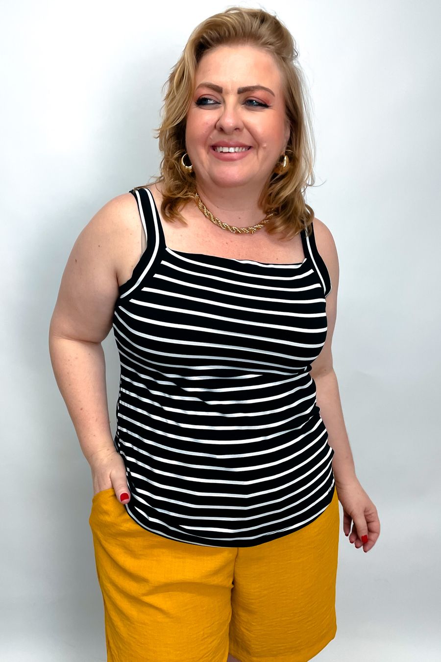 Regata listrada feminina com alça larga preto