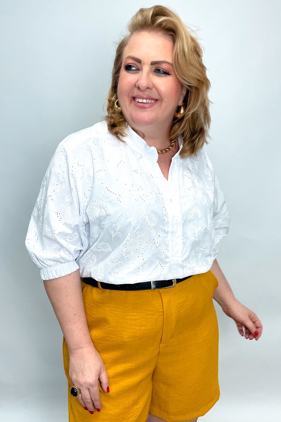 Blusa feminina em laise com gola padre branco