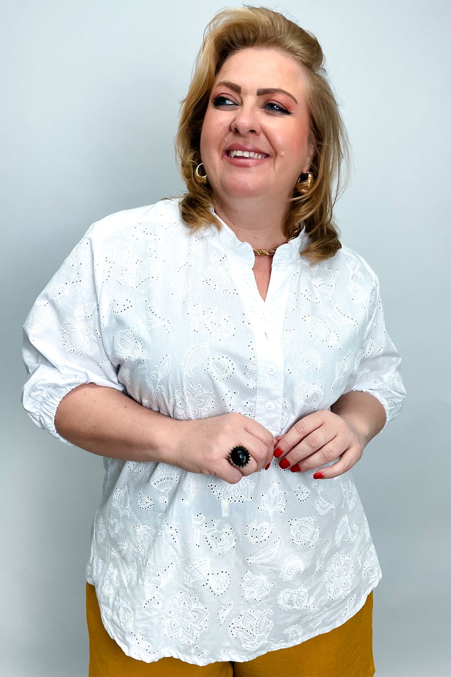 Blusa feminina em laise com gola padre branco