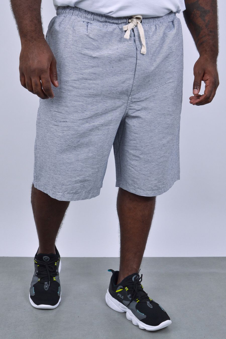 Bermuda masculina com listras finas e cós com elástico azul marinho