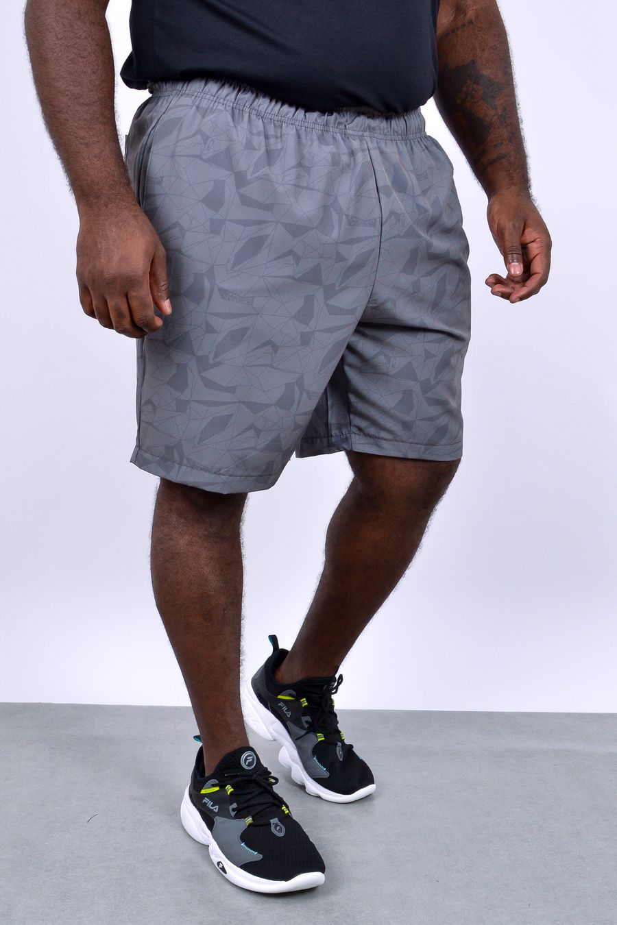 Bermuda masculina estampada geométrica cinza chumbo