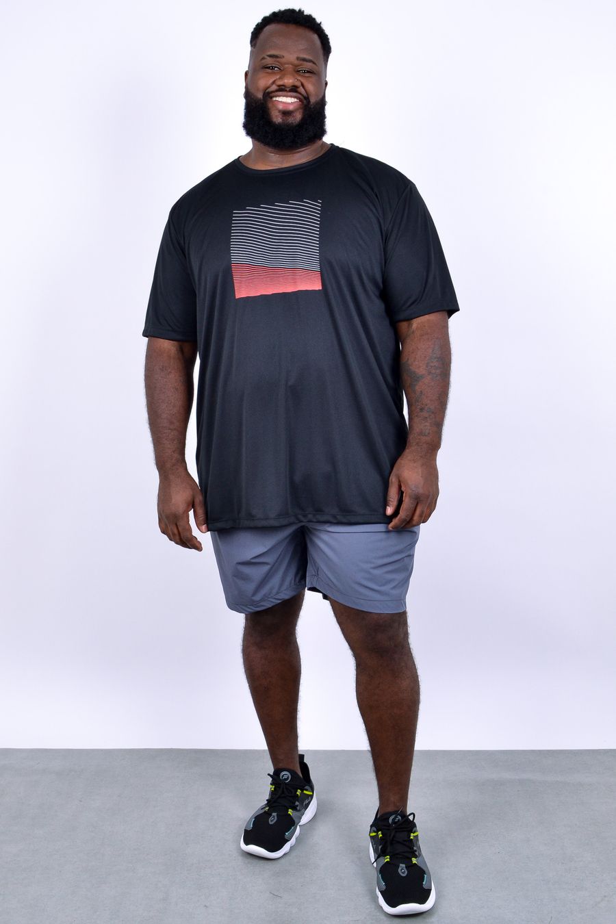 Camiseta masculina fitness com estampa frontal preto