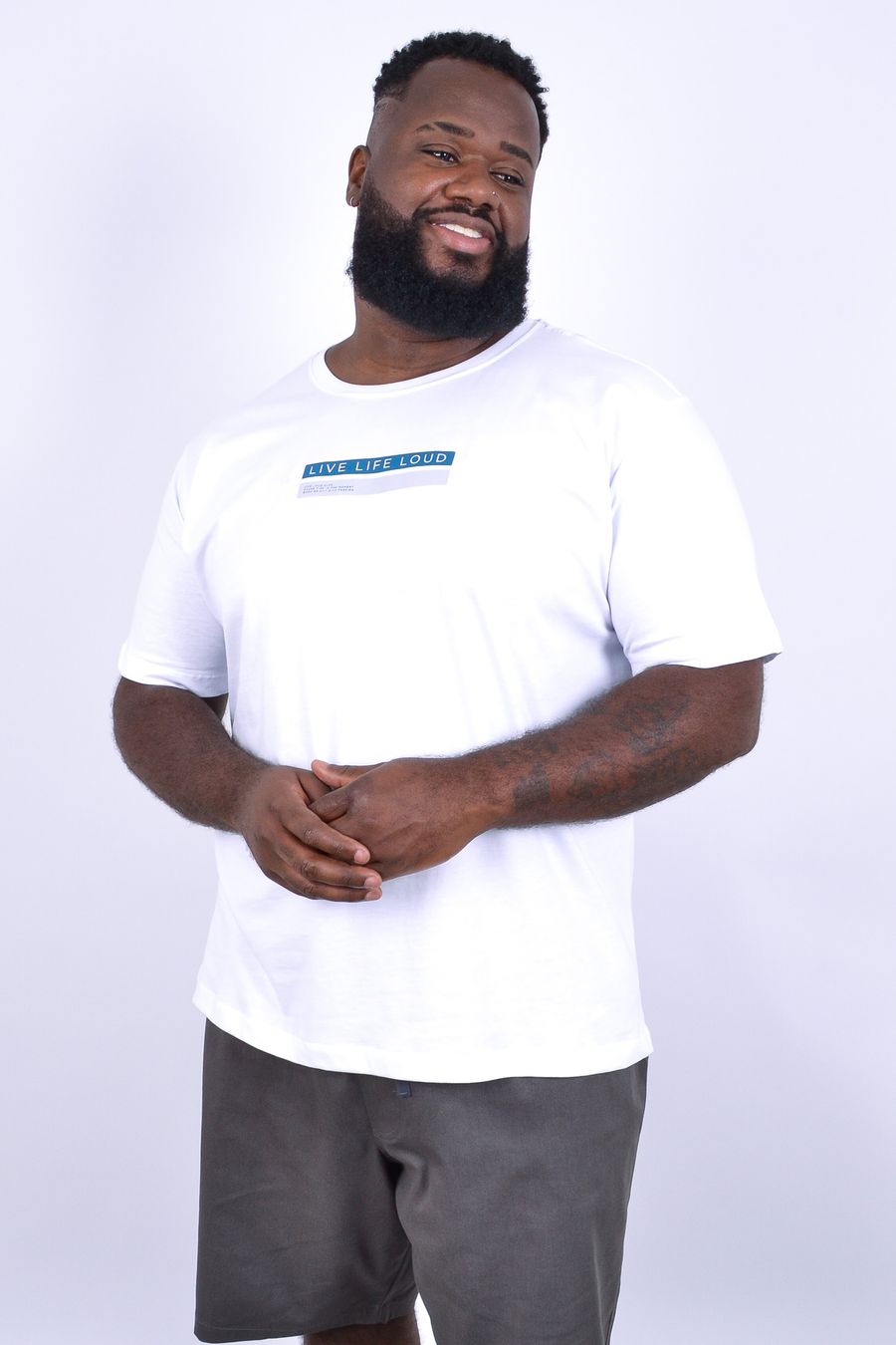 Camiseta masculina em meia malha com estampa “live life” branco