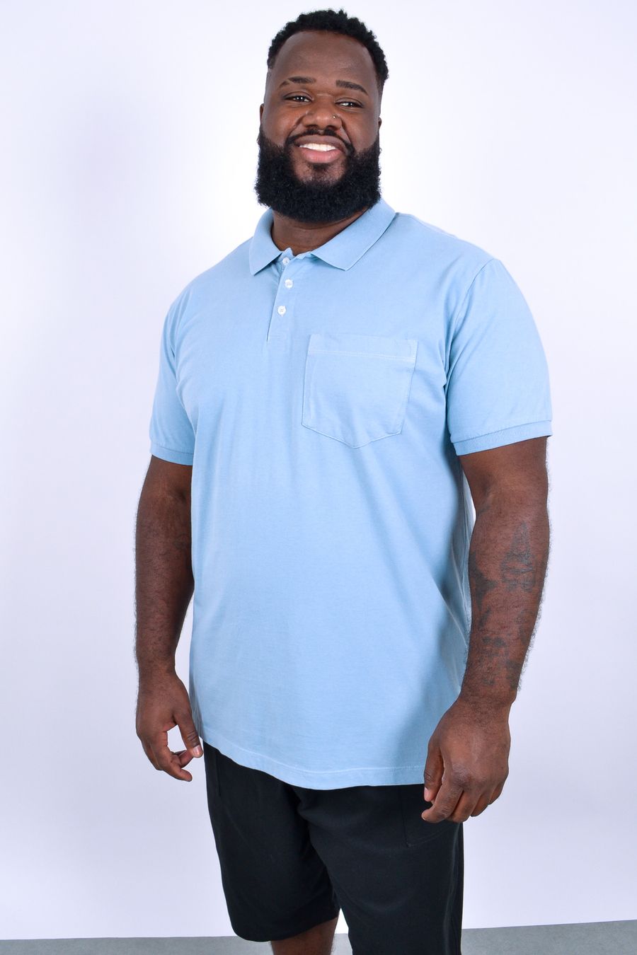 Camisa polo lisa básica com bolso plus size azul