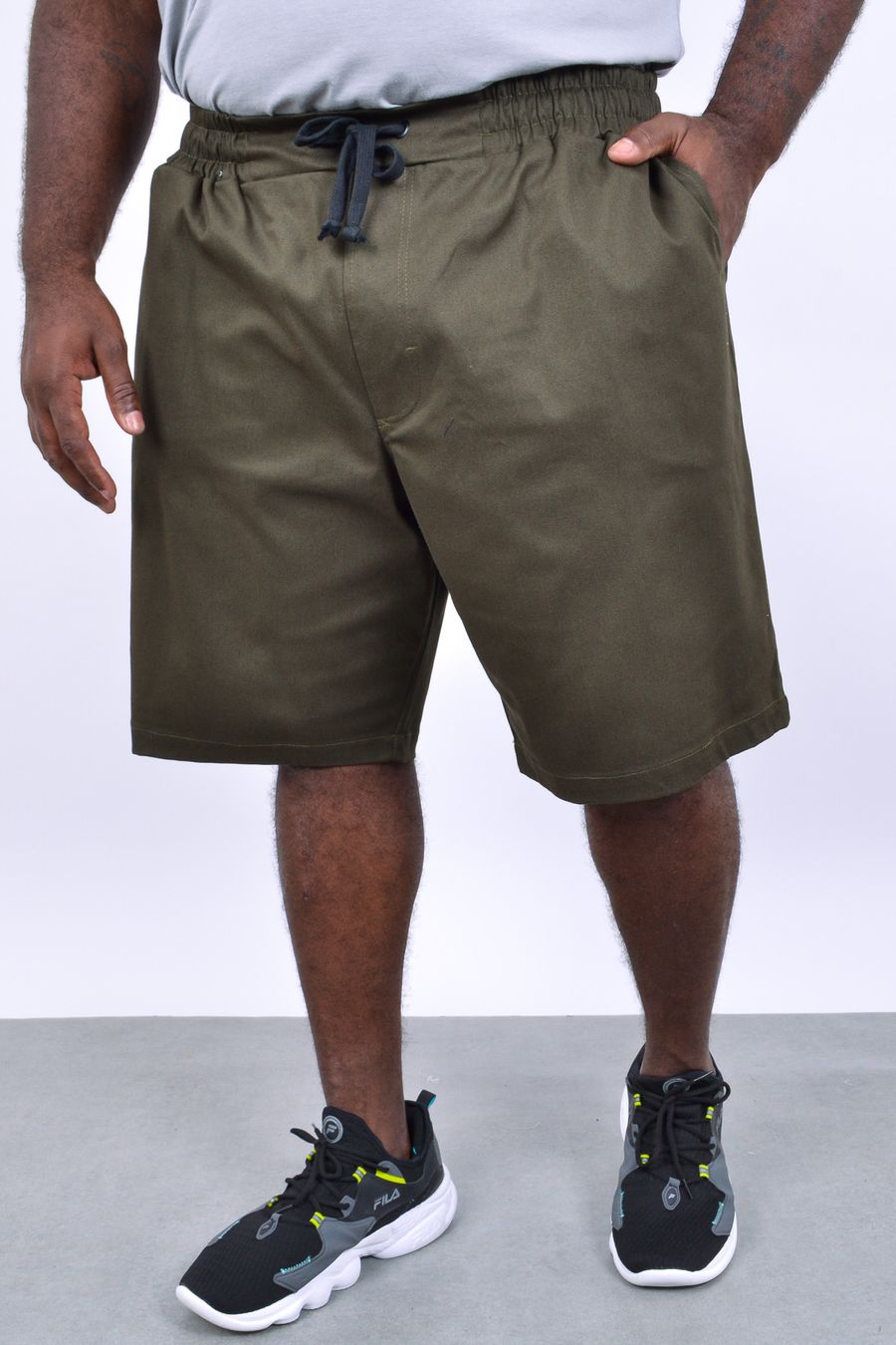 Bermuda sarja masculina com elastano e cós elástico verde militar