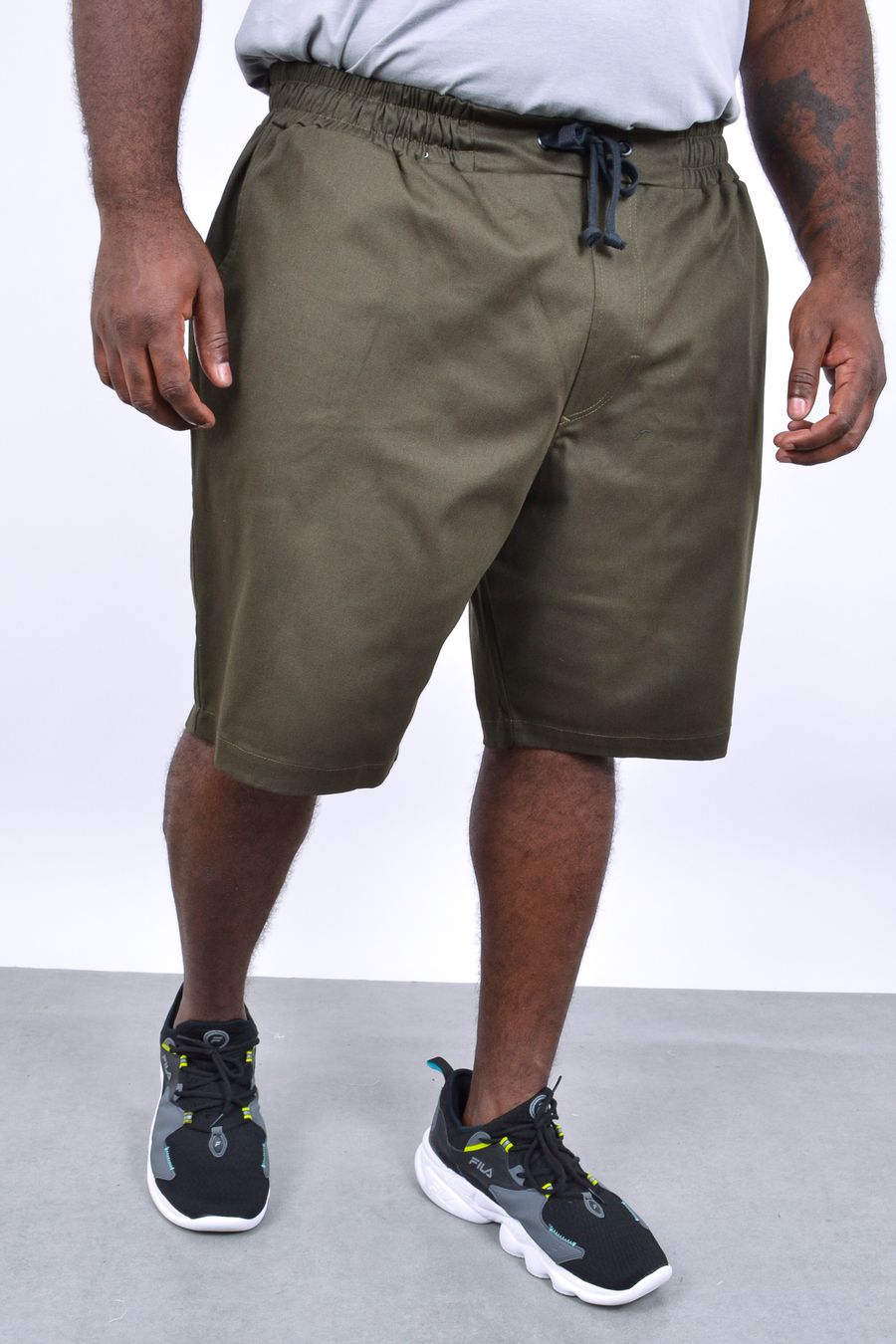 Bermuda sarja masculina com elastano e cós elástico verde militar