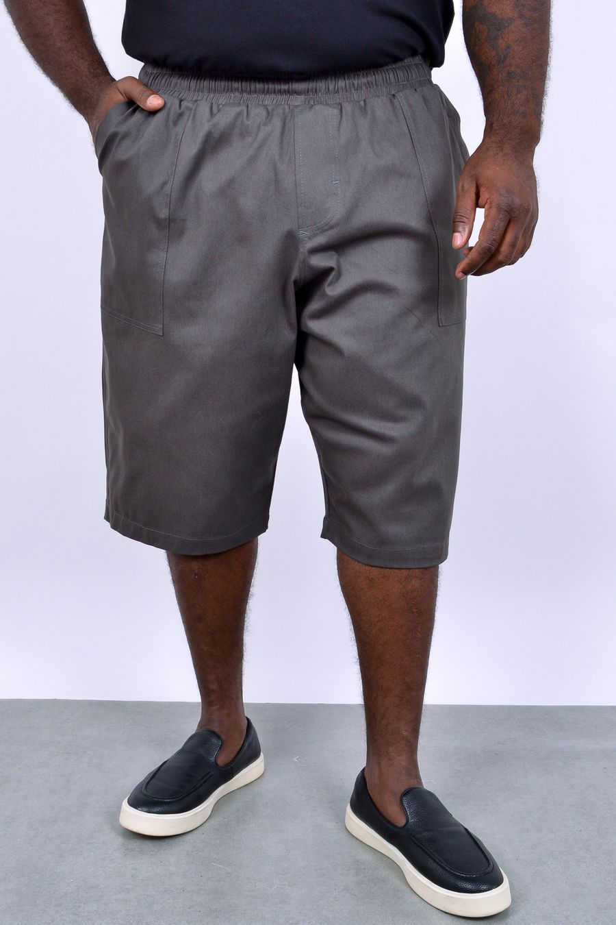 Bermuda masculina em sarja com elastano – modelagem mais comprida cinza chumbo