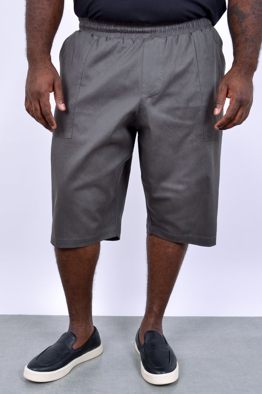 Bermuda masculina em sarja com elastano – modelagem mais comprida cinza chumbo
