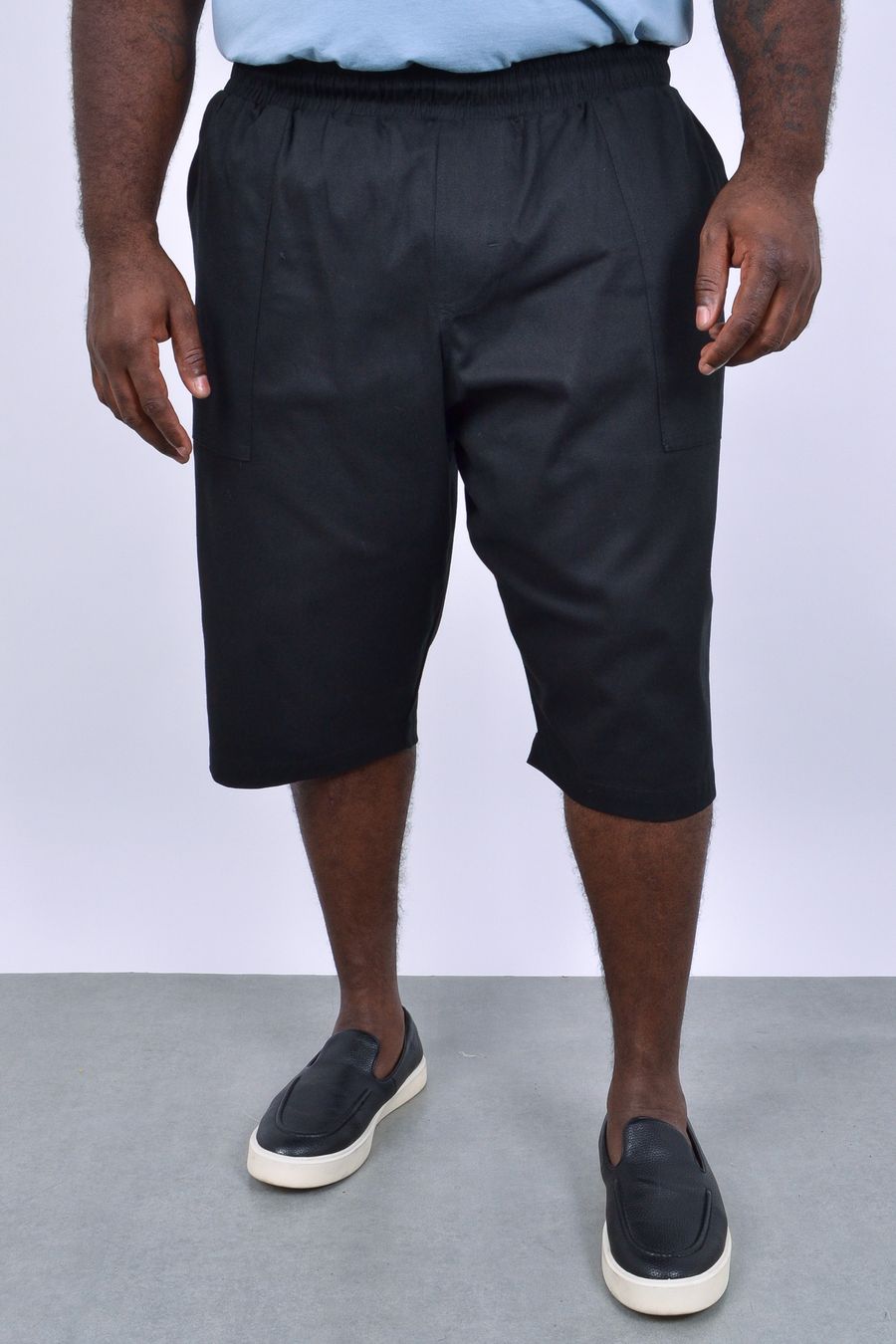 Bermuda masculina em sarja com elastano – modelagem mais comprida preto