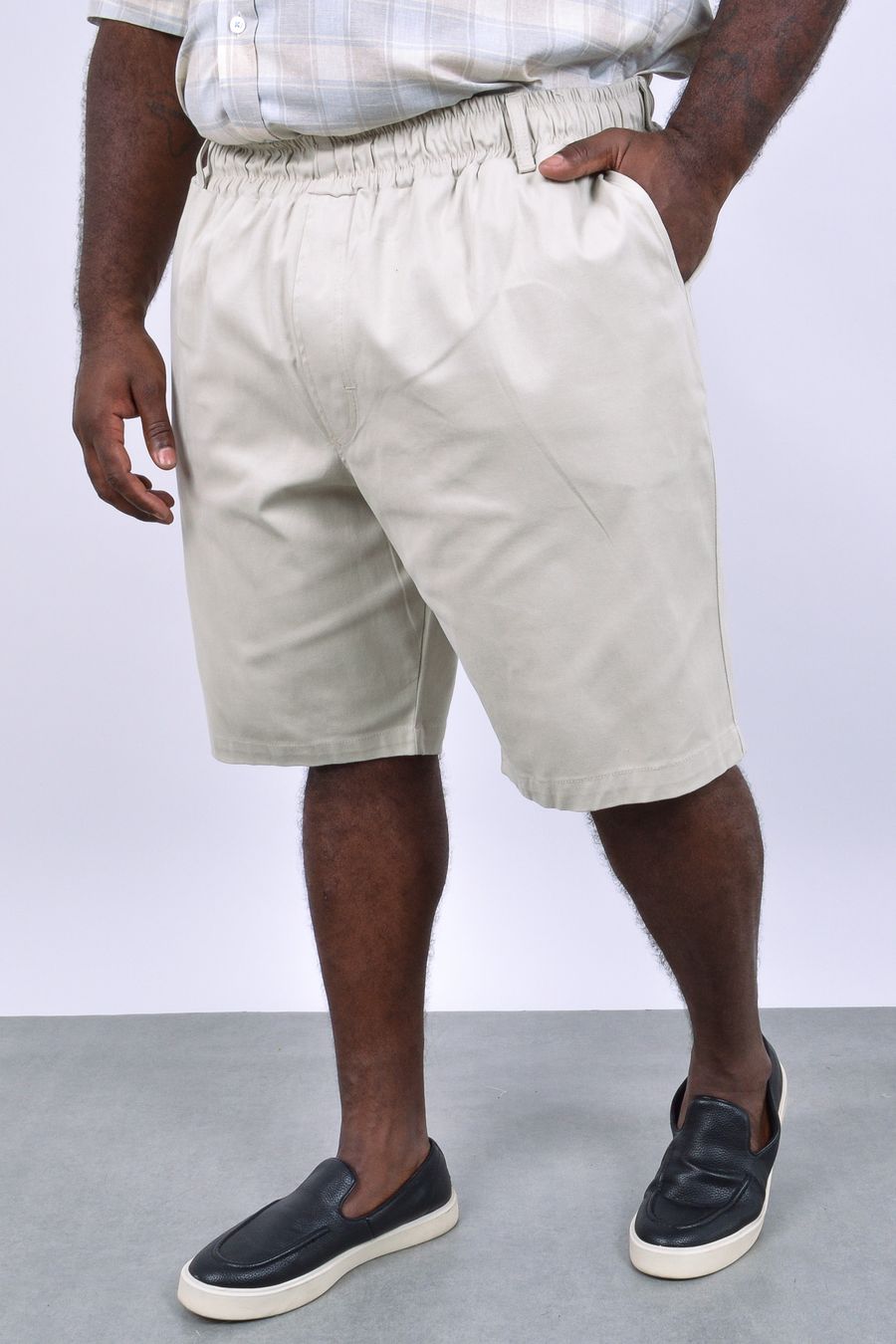 Bermuda masculina em sarja com elastano bege