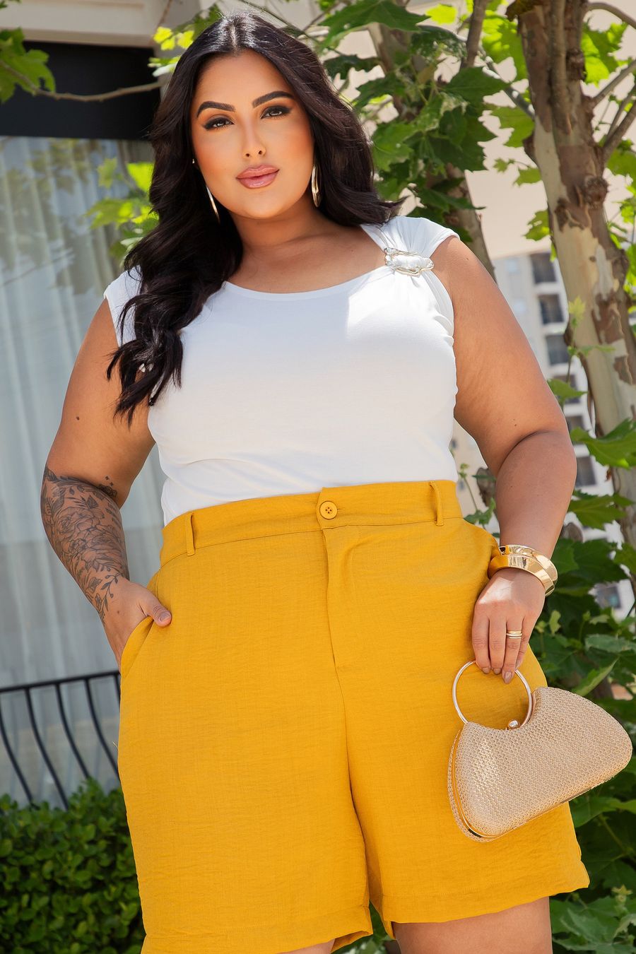 Regata feminina com fivela dourada off white