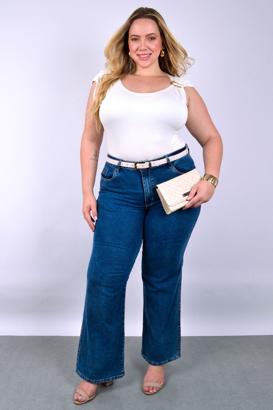 Regata feminina com fivela dourada off white