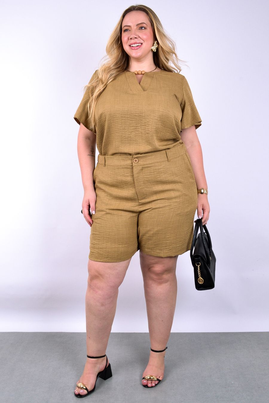 Shorts feminino com elástico nas costas kaki