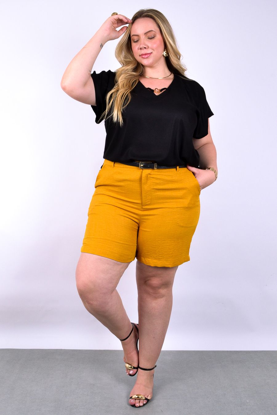 Shorts feminino com elástico nas costas caramelo