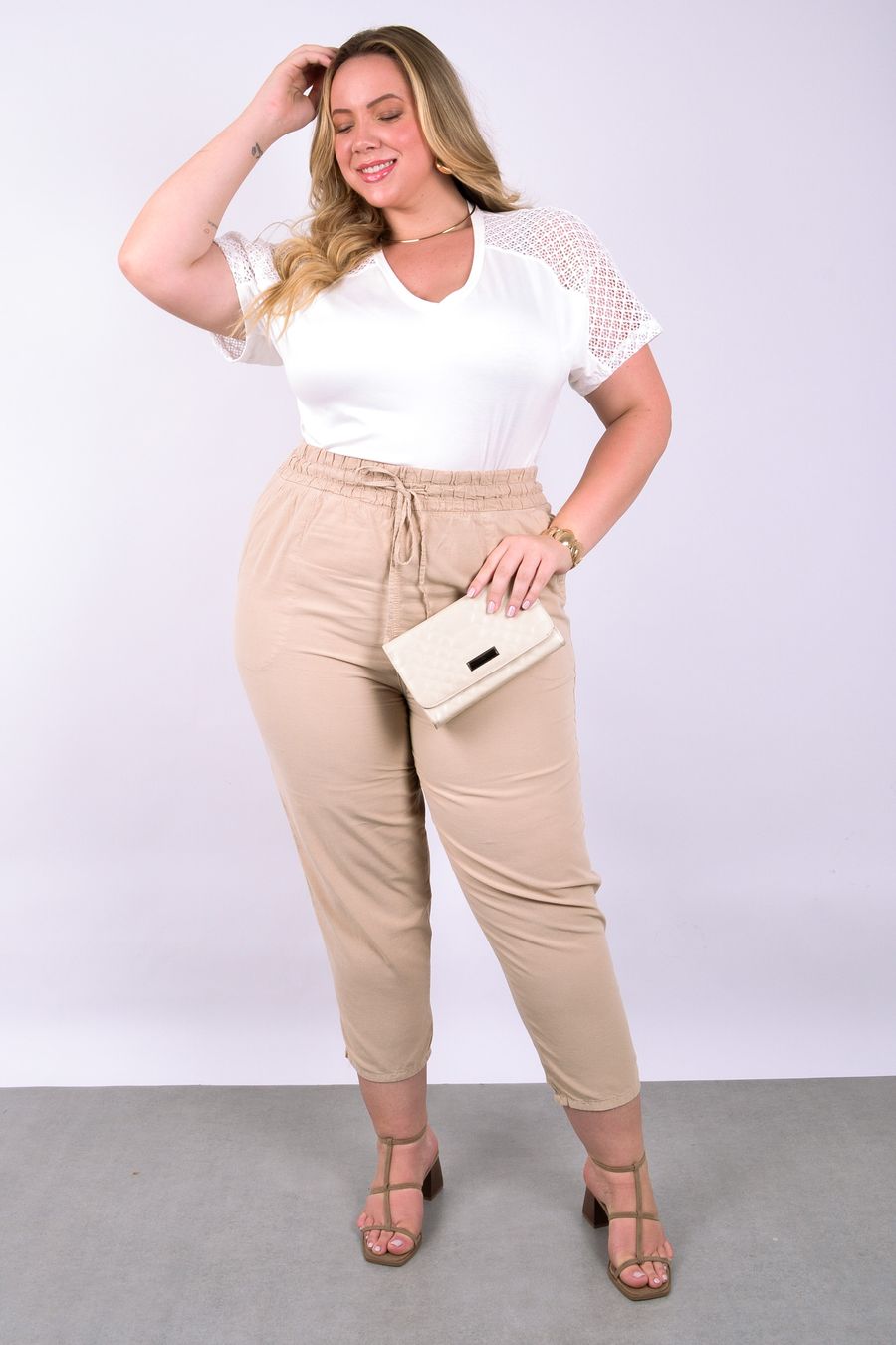 Blusa feminina lisa em malha com detalhe de tela off white