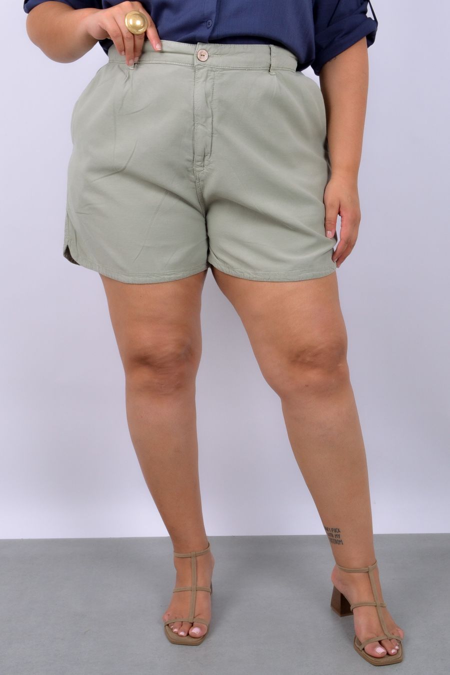 Shorts feminino com meio  elástico nas costas verde
